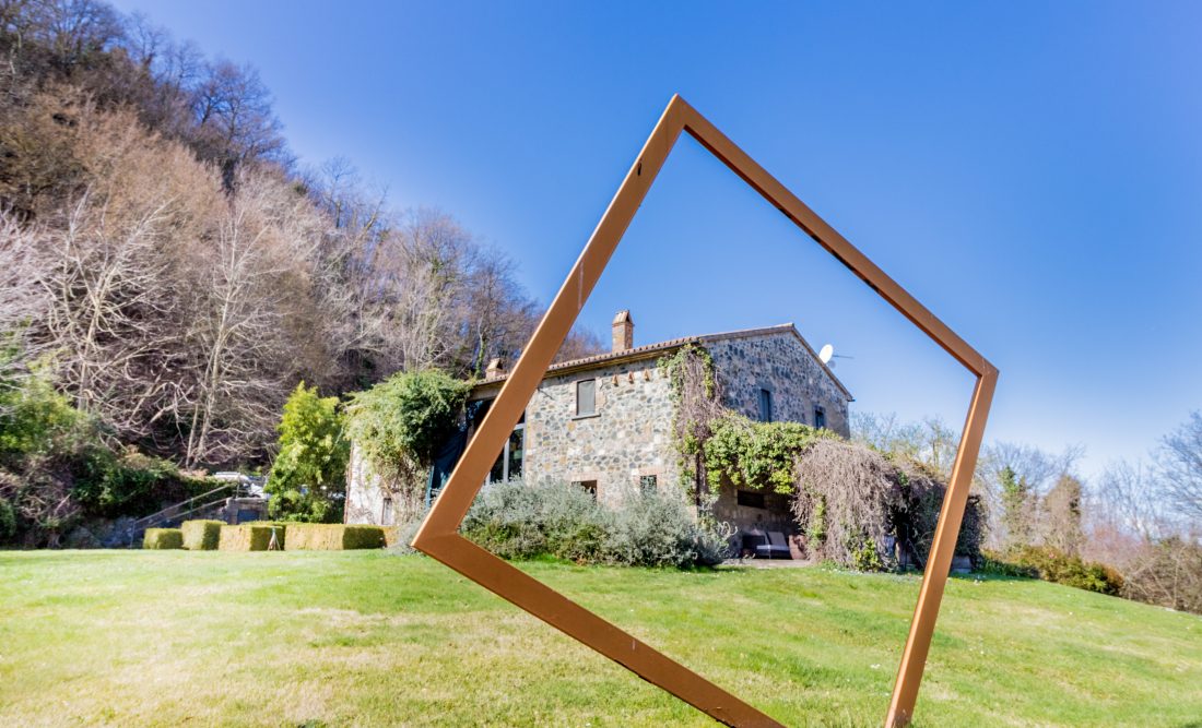 Villa Hortus Unicorni è un casale del '600 immerso nel bosco che domina la Valle dei Calanchi, la suggestiva valle che circonda l’affascinante Civita di Bagnoregio, circondato da un meraviglioso giardino botanico che ospita anche una cappella del 1400.